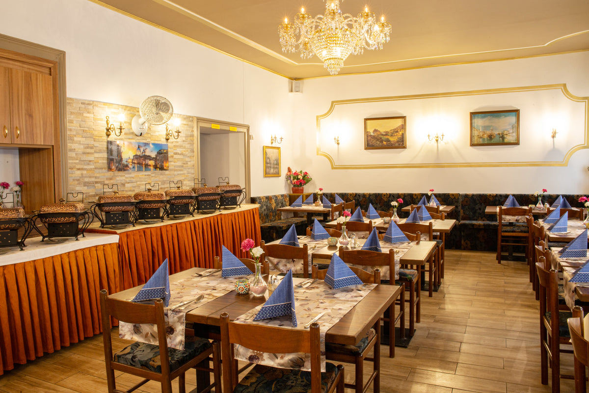 Saal mit Luster und Buffet