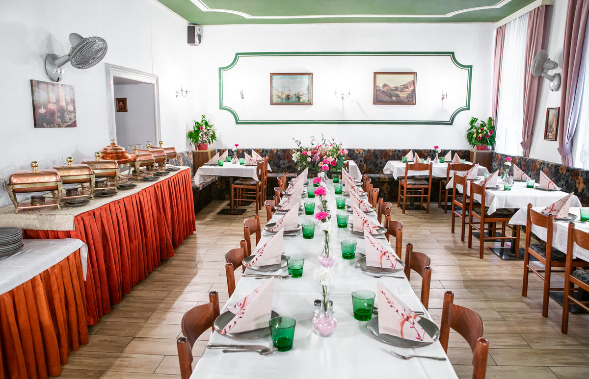Lange Tafel im grünen Saal